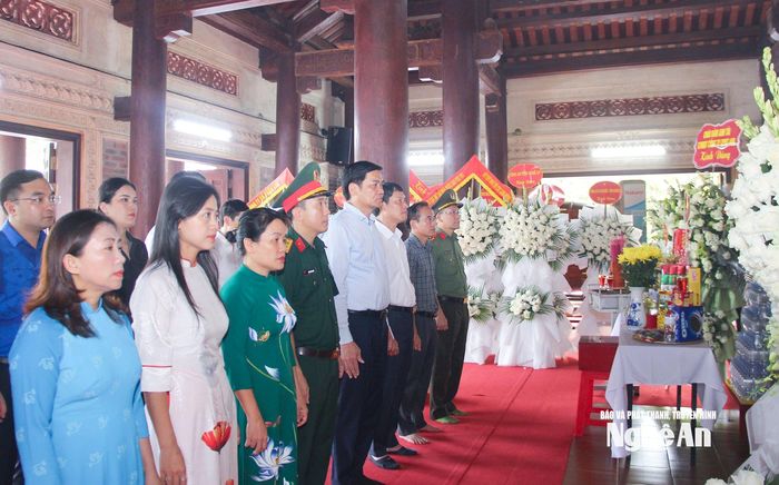 Đoàn công tác của tỉnh làm lễ tưởng niệm 1.240 anh hùng liệt sĩ hy sinh tại Truông Bồn linh thiêng. Ảnh: Mai Hoa