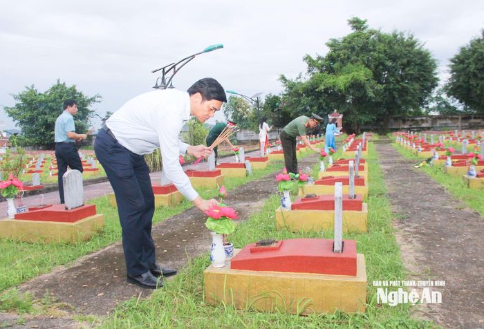 Đồng chí Hoàng Nghĩa Hiếu – Phó Bí thư Thường trực Tỉnh ủy, Chủ tịch HĐND tỉnh dâng hương trước phần mộ các anh hùng liệt sĩ tại Nghĩa trang Liệt sĩ Đô Lương. Ảnh: Mai Hoa