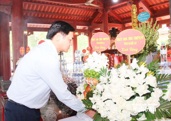 Đồng chí Hoàng Nghĩa Hiếu – Phó Bí thư Thường trực Tỉnh ủy, Chủ tịch HĐND tỉnh dâng hoa trước phần mộ tập thể của 13 anh hùng liệt sĩ TNXP Đại đội 317 hy sinh ngày 31/10/1968 tại Truông Bồn. Ảnh: Mai Hoa