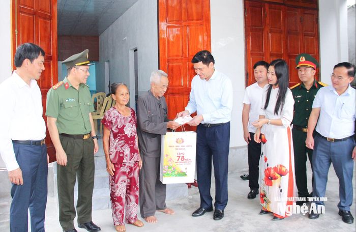 Đoàn công tác của tỉnh tặng quà động viên bệnh binh Nguyễn Trọng Quý. Ảnh: Mai Hoa