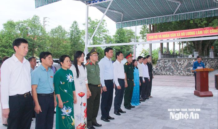 Đoàn công tác của tỉnh làm lễ tưởng niệm các anh hùng liệt sĩ tại Nghĩa trang liệt sĩ Đô Lương. Ảnh: Mai Hoa