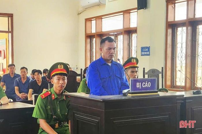  Tại phiên tòa, bị cáo Hương không dám ngoảnh đầu nhìn xuống thân nhân người bị nạn. 
