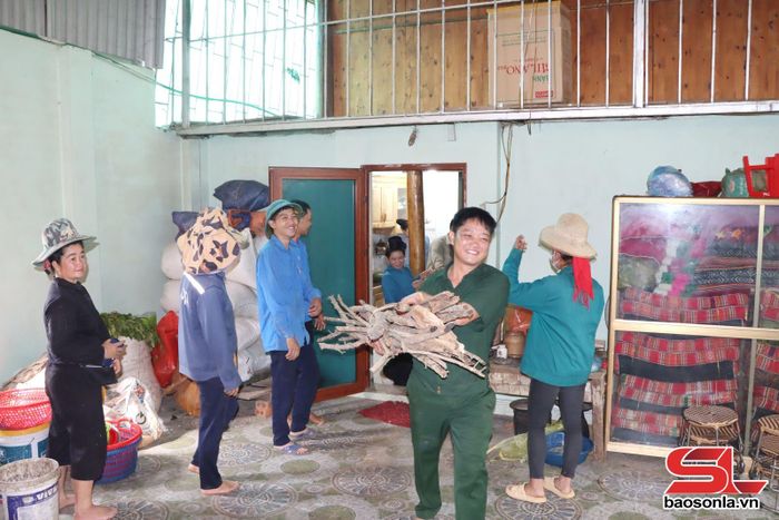 Các đoàn thể xã Bình Thuận giúp đỡ gia đình người có công.