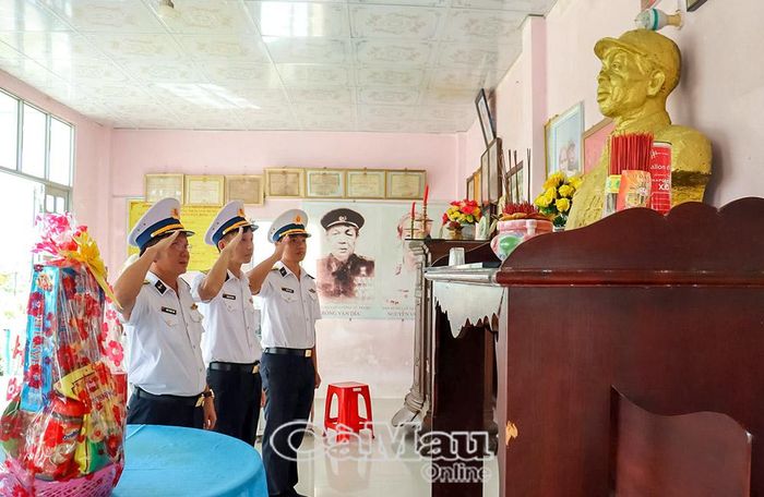 Dâng hương tưởng niệm Anh hùng lực lượng vũ trang Nhân dân Bông Văn Dĩa.