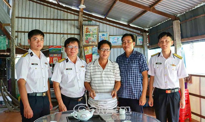 Trao quà gia đình Anh hùng lực lượng vũ trang Nhân dân Nguyễn Văn Cứng.