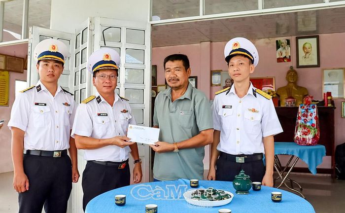 Trao quà gia đình Anh hùng lực lượng vũ trang Nhân dân Bông Văn Dĩa.