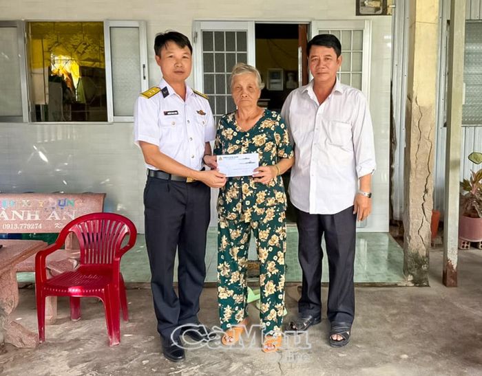 Lữ đoàn tặng quà cho gia đình chính sách trên địa bàn xã Năm Căn.