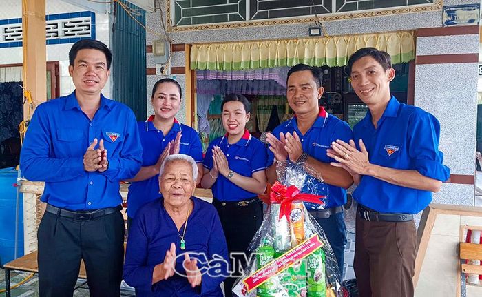 Mẹ VNAH Lê Thị Tùy mong muốn tuổi trẻ các đơn vị tiếp tục phát huy sức trẻ, làm tốt hơn các hoạt động uống nước nhớ nguồn.