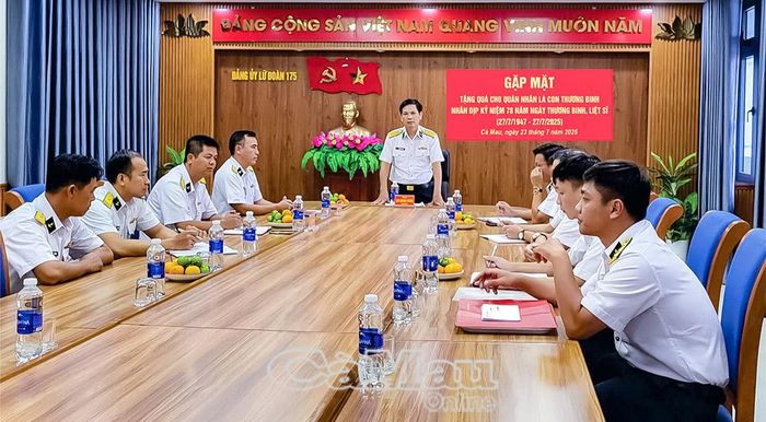 Đại tá Bùi Quang Phẩm, Chính ủy Lữ đoàn, phát biểu động viên quân nhân có thân nhân là thương binh, liệt sĩ.