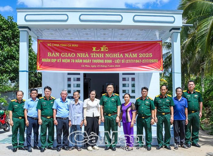 Đại diện Bộ CHQS tỉnh, Công ty xổ số kiết thiết và cấp ủy chính quyền địa phương tại buổi bàn giao nhà cho gia đình bà Nguyễn Yến Nhi.