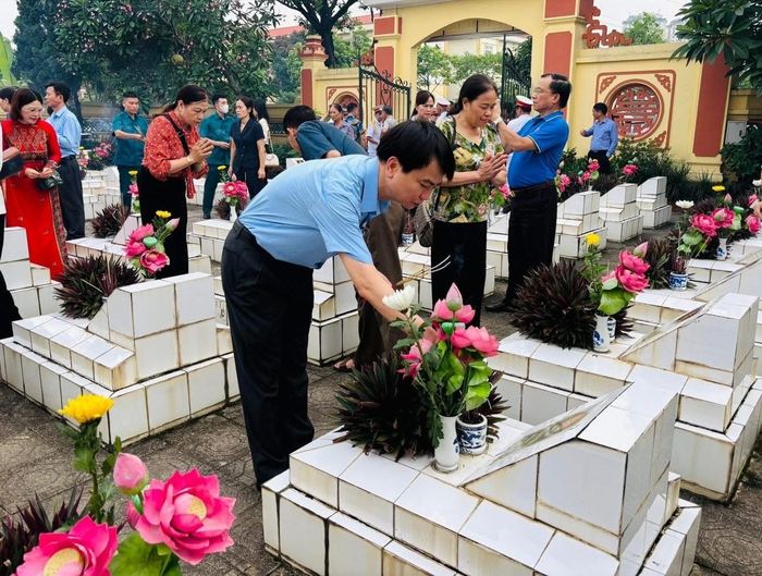 Cán bộ, đảng viên, nhân dân phường Kiến Hưng tổ chức viếng nghĩa trang liệt sĩ trên địa bàn phường. Ảnh: PV