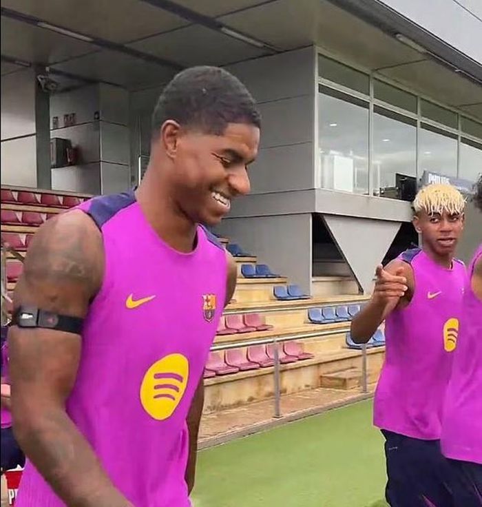 Rashford và Yamal trong buổi tập tại Barcelona