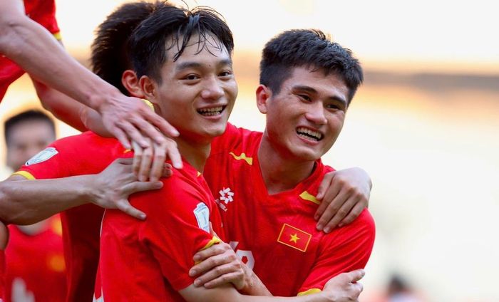 Phi Hoàng ăn mừng cùng Xuân Bắc sau khi kiến tạo cho đồng đội này ghi bàn thắng 2-1 vào lưới U23 Philippines. Ảnh: VFF