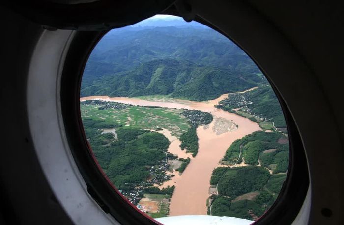 Một đoạn sông Lam đỏ ngầu nhìn từ trực thăng. Ảnh: Văn Tý-TTXVN