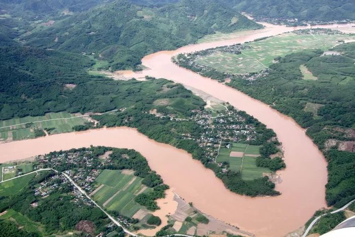 Một đoạn thượng nguồn sông Lam nước vẫn đục ngầu. Ảnh: Văn Tý-TTXVN