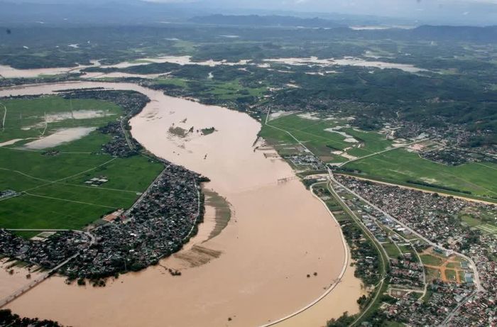 Nước sông Lam vẫn còn đục ngầu khi chảy qua xã Đô Lương (Nghệ An). Ảnh: Văn Tý-TTXVN