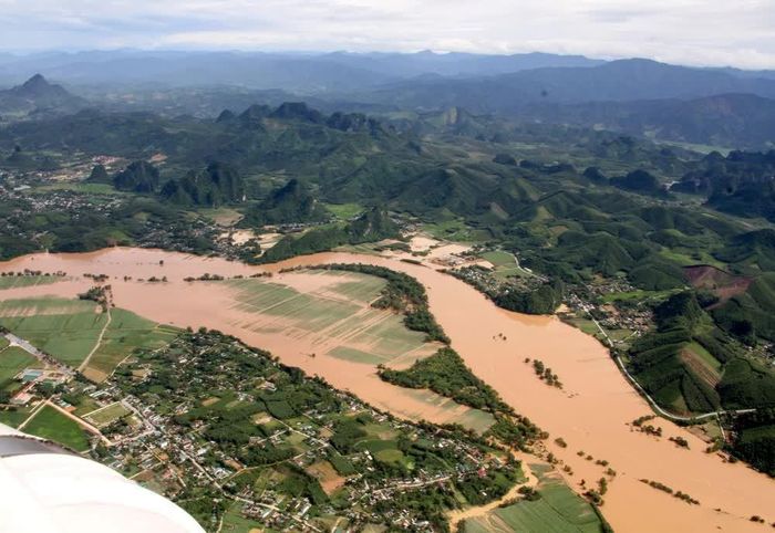 Mưa lũ khiều diện tích lúa, rau màu của người dân bị ngập trng nước. Ảnh: Văn Tý-TTXVN