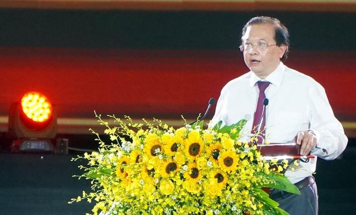 Thứ trưởng Bộ Văn hóa Thể thao và Du Lịch Tạ Văn Đông phát biểu tại chương trình nghệ thuật đặc biệt “Bản hùng ca bất diệt”. Ảnh: Trần Tĩnh - TTXVN