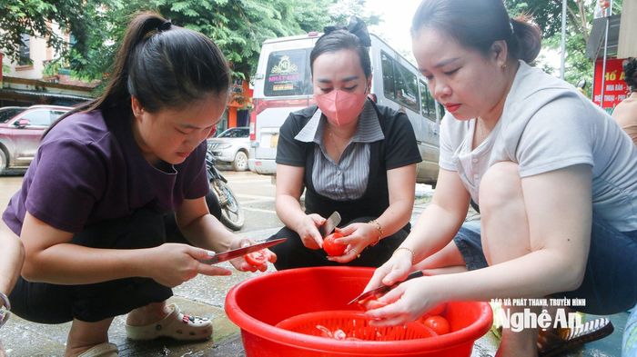 Nhận thấy đây là việc làm ý nghĩa, nhiều người dân đã tự nguyện tham gia. Họ đến từ nhiều ngành nghề khác nhau: giáo viên, tiểu thương, thợ spa… nhưng cùng chung một tấm lòng sẻ chia. Người tranh thủ giờ nghỉ trưa để nấu thức ăn, đóng gói, phân phát từng suất cơm cho bà con. Ảnh: Đình Tuân