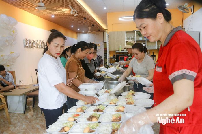 Dù là bếp ăn dã chiến, tạm thời, nhưng những suất cơm vẫn được chuẩn bị chu đáo, đầy đủ dưỡng chất: có rau xanh, thịt kho, trứng luộc. Đặc biệt, khâu vệ sinh an toàn thực phẩm luôn được đặt lên hàng đầu. Ảnh: Đình Tuân