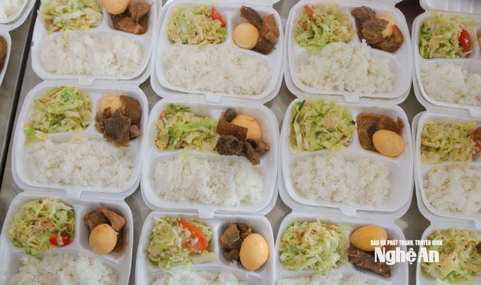 Các phần cơm sau khi nấu xong được chia đều, đóng hộp cẩn thận, chuẩn bị sẵn sàng để chuyển đến từng người dân. Ảnh: Đình Tuân