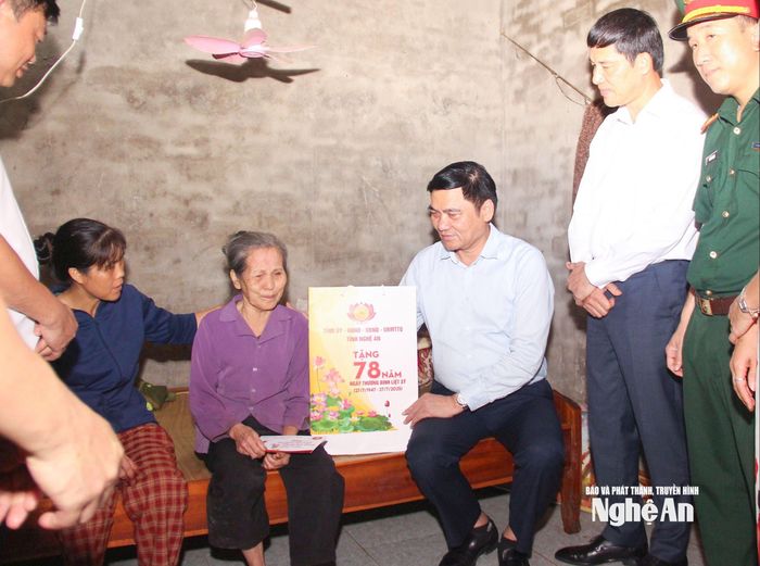 Đồng chí Hoàng Nghĩa Hiếu - Phó Bí thư Thường trực Tỉnh ủy, Chủ tịch HĐND tỉnh tặng quà động viên thương binh Nguyễn Thị Ân. Ảnh: Mai Hoa