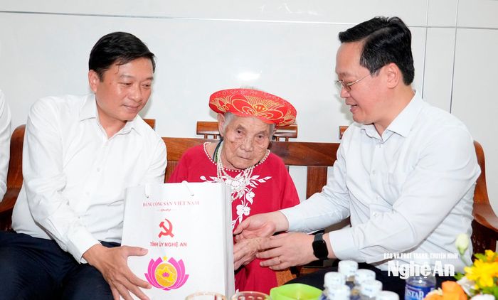 Lãnh đạo tỉnh Nghệ An tặng quà Mẹ Việt Nam Anh hùng Phạm Thị Thành. Ảnh: Phạm Bằng
