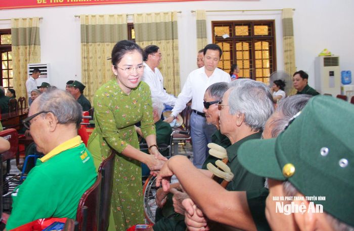 Đồng chí Võ Thị Minh Sinh - Phó Bí thư Tỉnh ủy, Chủ tịch Ủy ban MTTQ tỉnh, Trưởng đoàn đại biểu Quốc hội tỉnh cùng lãnh đạo tỉnh Nghệ An thăm hỏi, động viên các thương, binh nặng. Ảnh: Mai Hoa