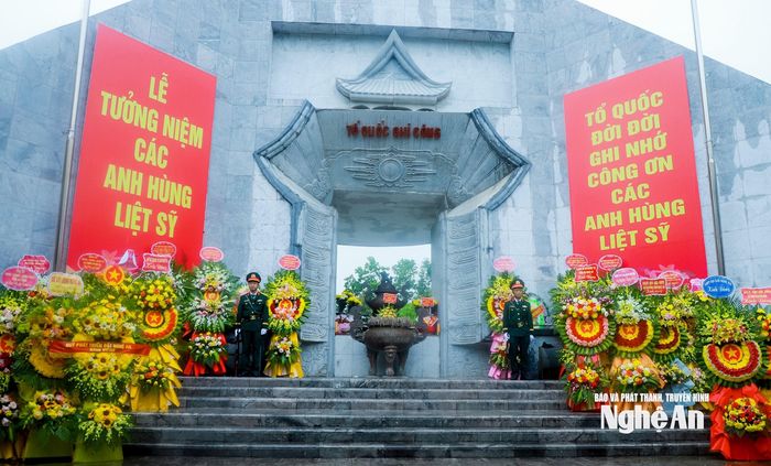 Đài tưởng niệm Nghĩa trang Liệt sĩ Quốc tế Việt - Lào. Ảnh: Thành Duy