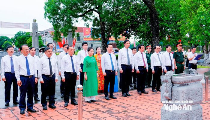Đoàn đại biểu Tỉnh ủy, HĐND, UBND, Ủy ban Mặt trận Tổ quốc Việt Nam tỉnh Nghệ An dâng hoa, dâng hương tại mộ tập thể các liệt sĩ Xô viết Nghệ Tĩnh hy sinh ngày 12/9/1930 ở Thái Lão (huyện Hưng Nguyên cũ). Ảnh: Phạm Bằng