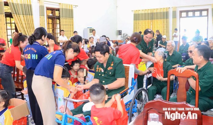 Tặng quà cho các thương, bệnh binh tại Trung tâm Điều dưỡng thương binh tỉnh Nghệ An. Ảnh: Minh Quân