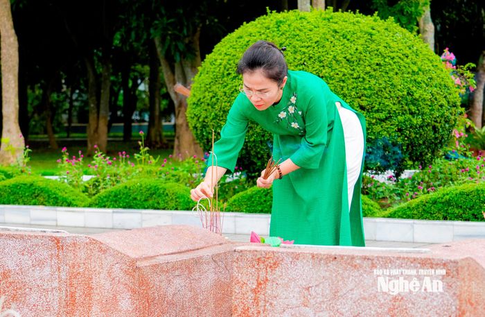 Đồng chí Võ Thị Minh Sinh - Phó Bí thư Tỉnh ủy, Chủ tịch Ủy ban MTTQ Việt Nam tỉnh, Trưởng đoàn ĐBQH tỉnh dâng hương tại các phần mộ liệt sĩ ở Nghĩa trang liệt sĩ thành phố Vinh. Ảnh: Phạm Bằng