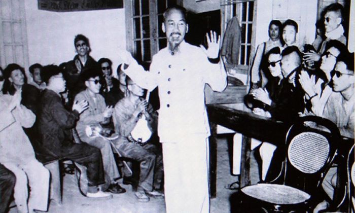 Bác Hồ với các thương, bệnh binh. Ảnh tư liệu