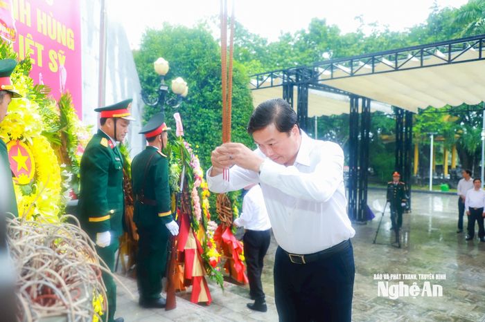 Chủ tịch UBND tỉnh Lê Hồng Vinh thành kính dâng hương tại Đài tưởng niệm Nghĩa trang liệt sĩ Quốc tế Việt - Lào. Ảnh: Thành Duy