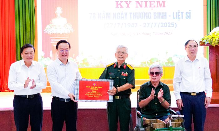 Lãnh đạo tỉnh Nghệ An tặng quà Trung tâm Điều dưỡng thương binh Nghệ An. Ảnh: Phạm Bằng