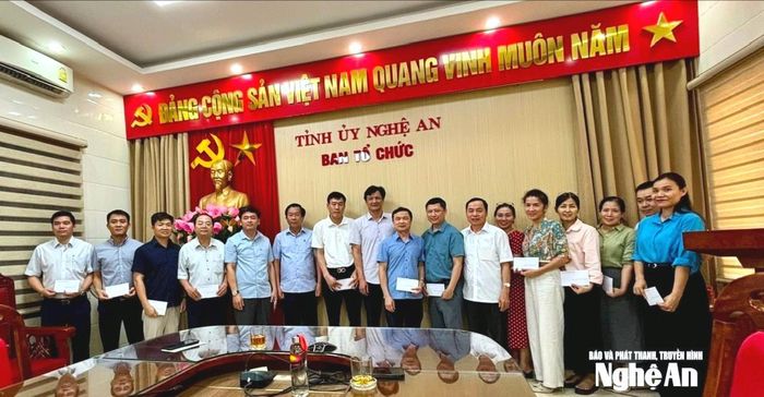Lãnh đạo Ban Tổ chức Tỉnh ủy trao quà cho 17 cán bộ, công chức có bố, mẹ là thương binh, liệt sĩ qua 2 cuộc kháng chiến bảo vệ đất nước. Ảnh: Lê Anh Tuấn