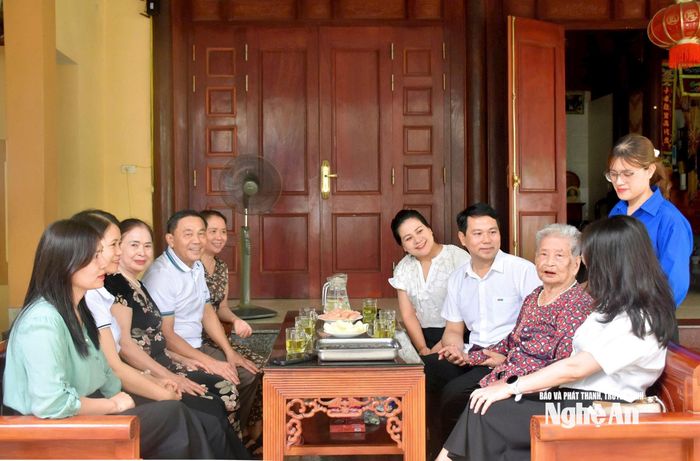 Đoàn công tác của Báo và Phát thanh, truyền hình Nghệ An thăm, tặng quà tri ân Mẹ Việt Nam Anh hùng Nguyễn Thị Cháu tại xã Lam Thành (Nghệ An). Ảnh: Thu Hương