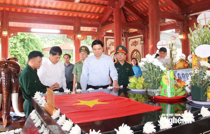 Đoàn công tác của tỉnh trước phần mộ tập thể của 13 Anh hùng liệt sĩ TNXP Đại đội 317 hy sinh ngày 31/10/1968 tại Truông Bồn. Ảnh: Mai Hoa
