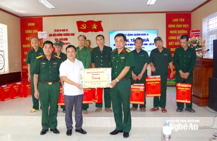 Lãnh đạo Bộ Chỉ huy Quân sự tỉnh Nghệ An tặng quà Trung tâm Điều dưỡng thương binh tâm thần kinh tỉnh Nghệ An. Ảnh: Bộ Chỉ huy Quân sự tỉnh