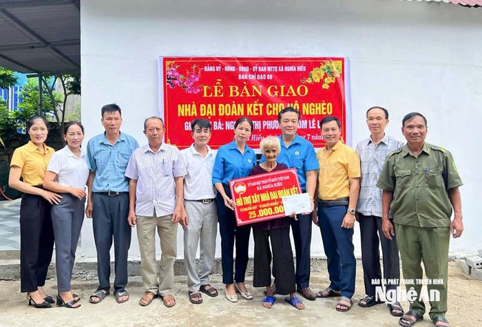 Xã Nghĩa Hưng trao tiền hỗ trợ xây nhà cho người dân. Ảnh: Mai Hoa