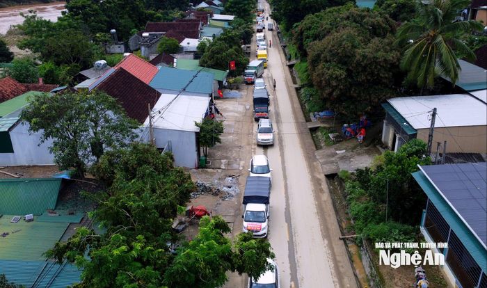 Hàng xe nối dài trên địa bàn xã Tam Quang. Ảnh: Quang An