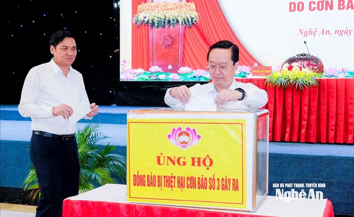 Các đồng chí Thường trực Tỉnh ủy ủng hộ đồng bào các xã miền Tây khắc phục hậu quả lũ lụt do cơn bão số 3 và hoàn lưu bão gây ra. Ảnh: Phạm Bằng