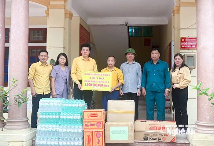 Lãnh đạo Ủy ban MTTQ Việt Nam tỉnh đưa hàng lên cứu trợ người dân xã Tam Quang. Ảnh: CSCC