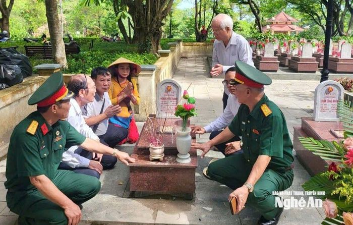 Đoàn dâng hương tưởng niệm tại các phần mộ liệt sĩ ở Nghĩa trang Liệt sĩ Trường Sơn. Ảnh: Thu Hương