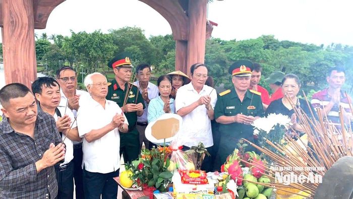 Đoàn công tác dâng hương tại Đài tưởng niệm Di tích Quốc gia đặc biệt Thành cổ Quảng Trị. Ảnh: Thu Hương