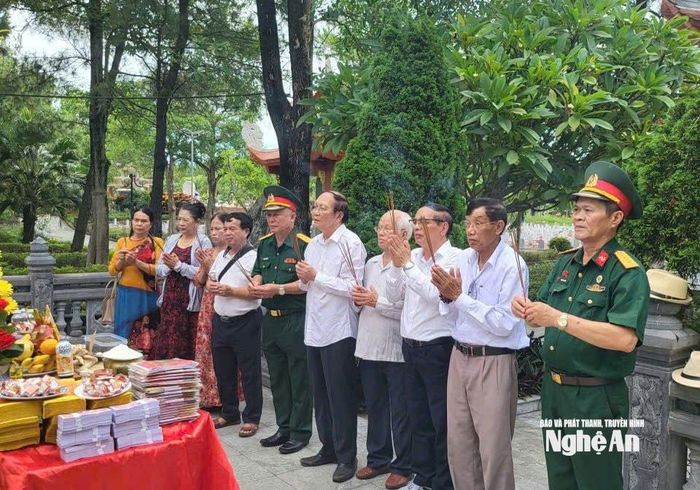 Đoàn làm lễ dâng hoa, dâng hương trước Đài tưởng niệm các Anh hùng liệt sĩ tại Nghĩa trang Liệt sĩ Đường 9. Ảnh: Thu Hương