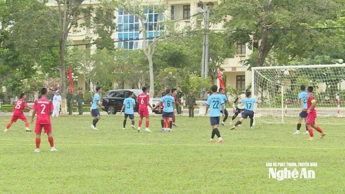 Trong thời gian 4 ngày, các vận động viên đến từ các đơn vị thuộc Binh chủng tập trung thi đấu 7 nội dung, trong đó có môn bóng đá nam. Ảnh: Nguyễn Nam
