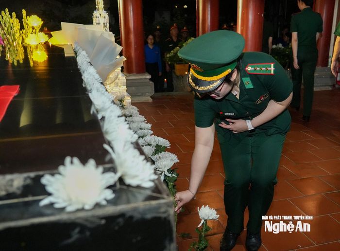 Các chiến sĩ, đoàn viên, thanh niên đặt hoa lên phần mộ các liệt sĩ. Ảnh: Minh Quân