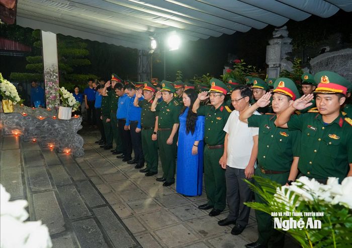 Các đại biểu làm lễ tưởng niệm tại phần mộ 13 liệt sĩ thanh niên xung phong ở Khu Di tích Truông Bồn. Ảnh: Minh Quân