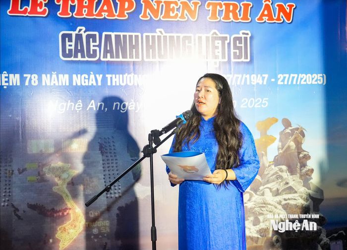 Đồng chí Nguyễn Thị Phương Thúy - Phó Chủ tịch Ủy ban MTTQ tỉnh, Bí thư Tỉnh đoàn trình bày diễn văn tri ân. Ảnh: Minh Quân